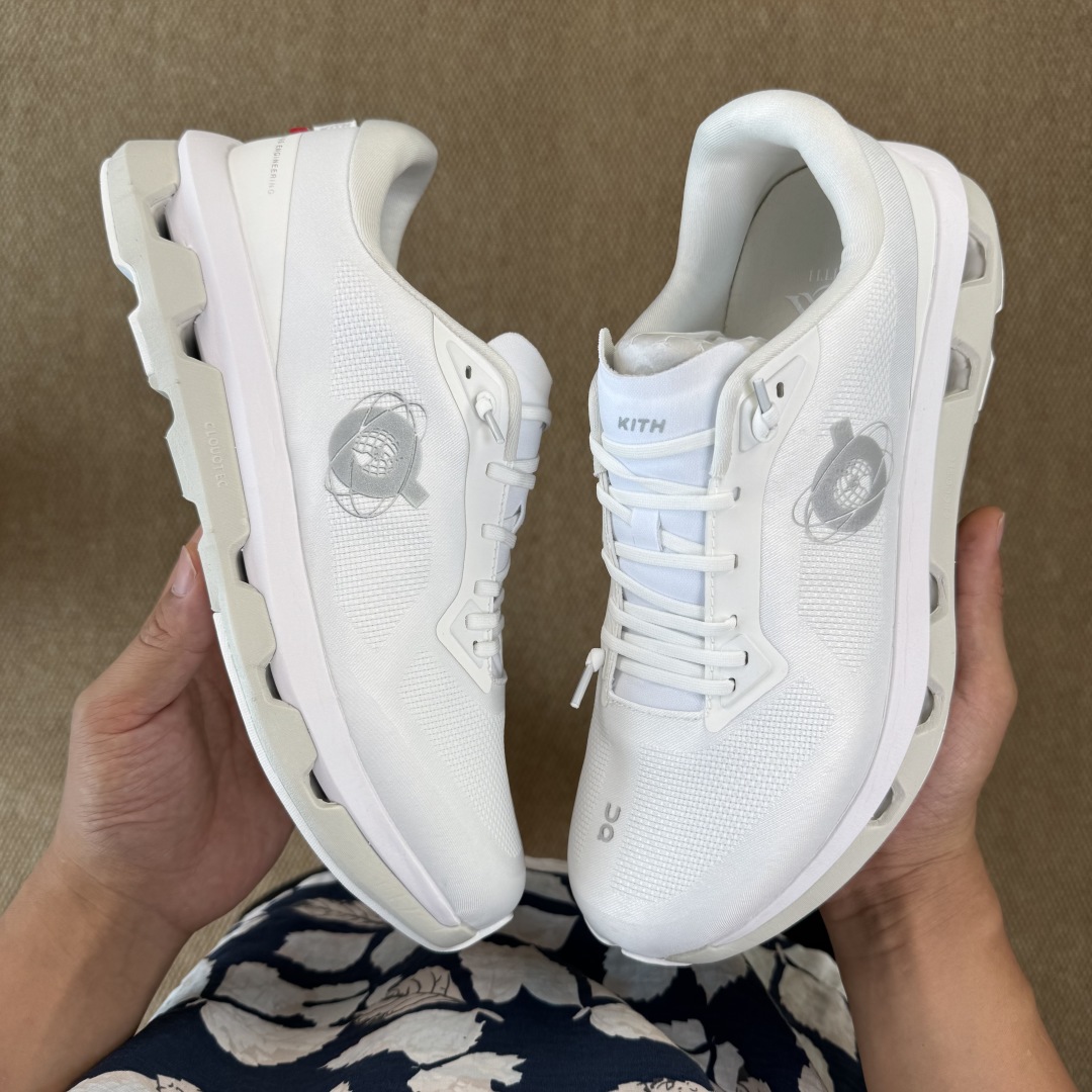
KITH x  On昂跑 联名跑鞋白色
鞋底搭载了on的核心科技缓震技术CloudTec
绝对会是一双