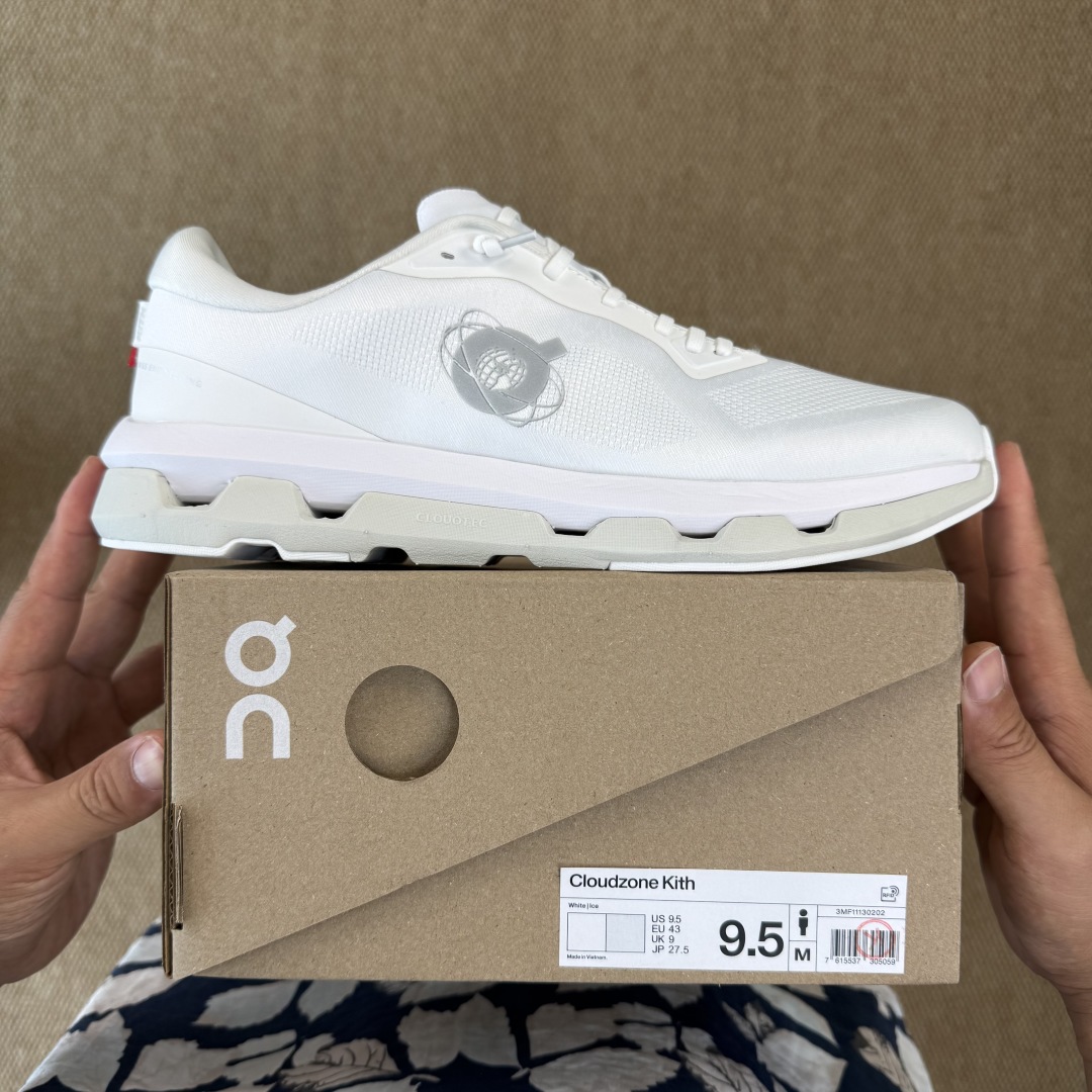 
KITH x  On昂跑 联名跑鞋白色
鞋底搭载了on的核心科技缓震技术CloudTec
绝对会是一双