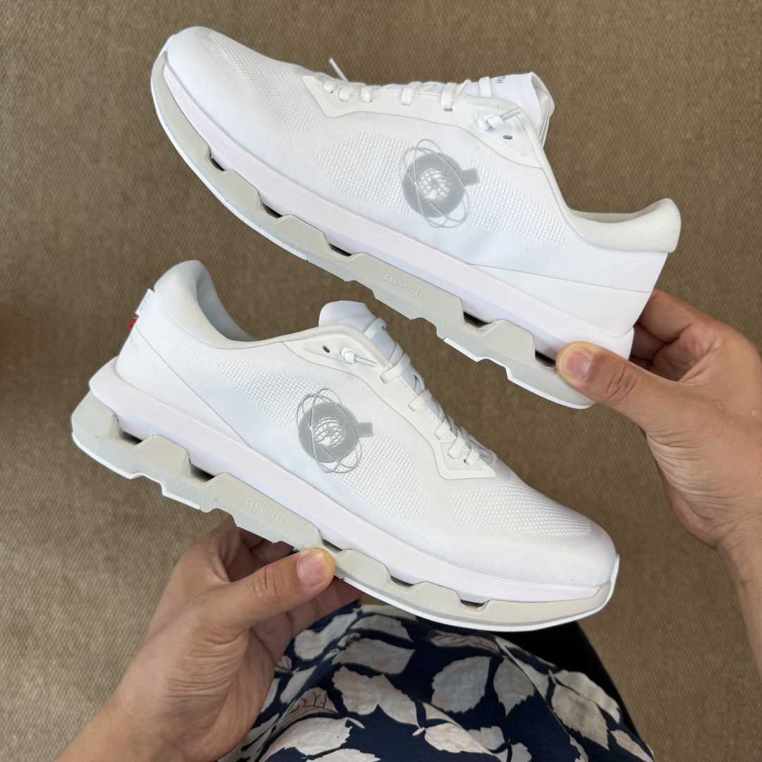 
KITH x  On昂跑 联名跑鞋白色
鞋底搭载了on的核心科技缓震技术CloudTec
绝对会是一双