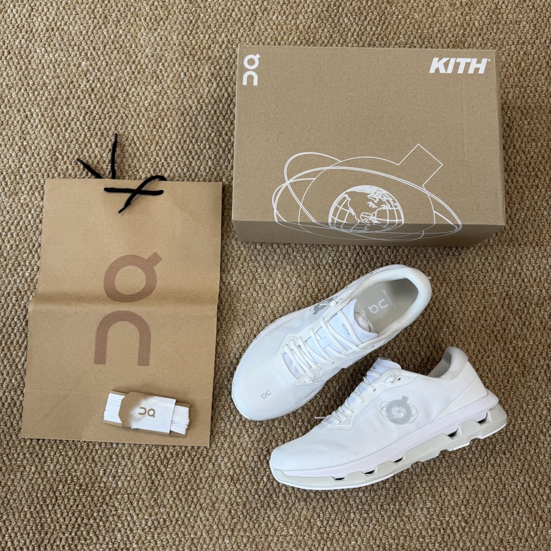 
KITH x  On昂跑 联名跑鞋白色
鞋底搭载了on的核心科技缓震技术CloudTec
绝对会是一双