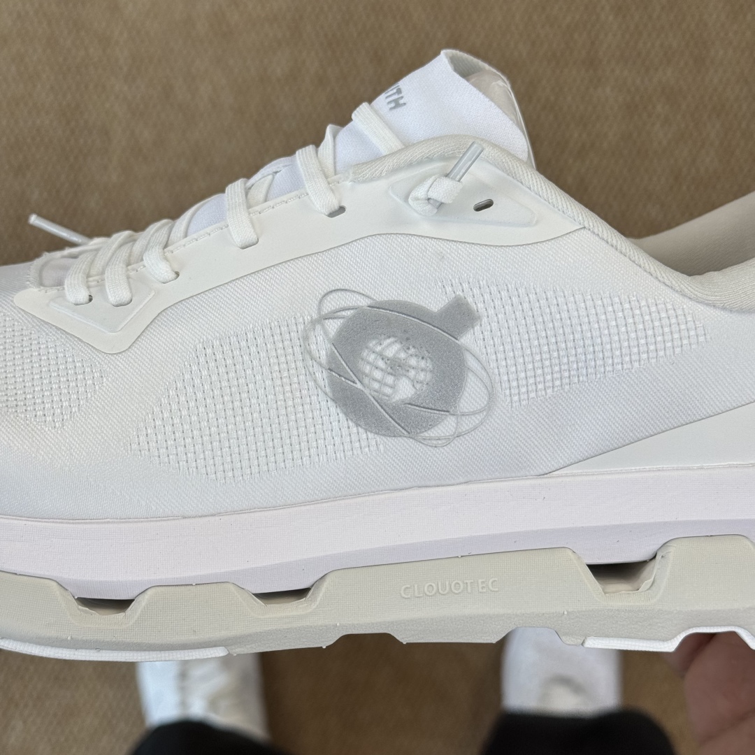 
KITH x  On昂跑 联名跑鞋白色
鞋底搭载了on的核心科技缓震技术CloudTec
绝对会是一双