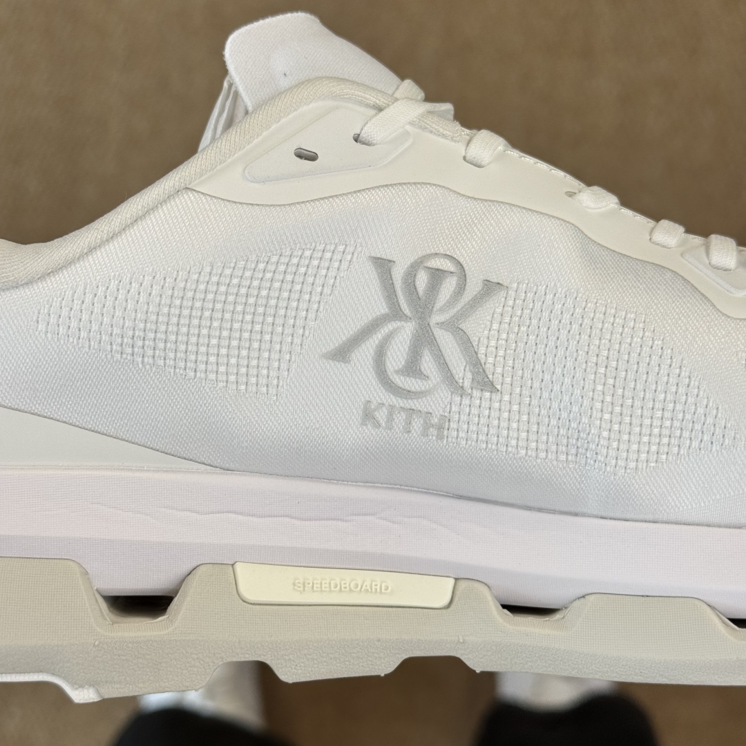 
KITH x  On昂跑 联名跑鞋白色
鞋底搭载了on的核心科技缓震技术CloudTec
绝对会是一双