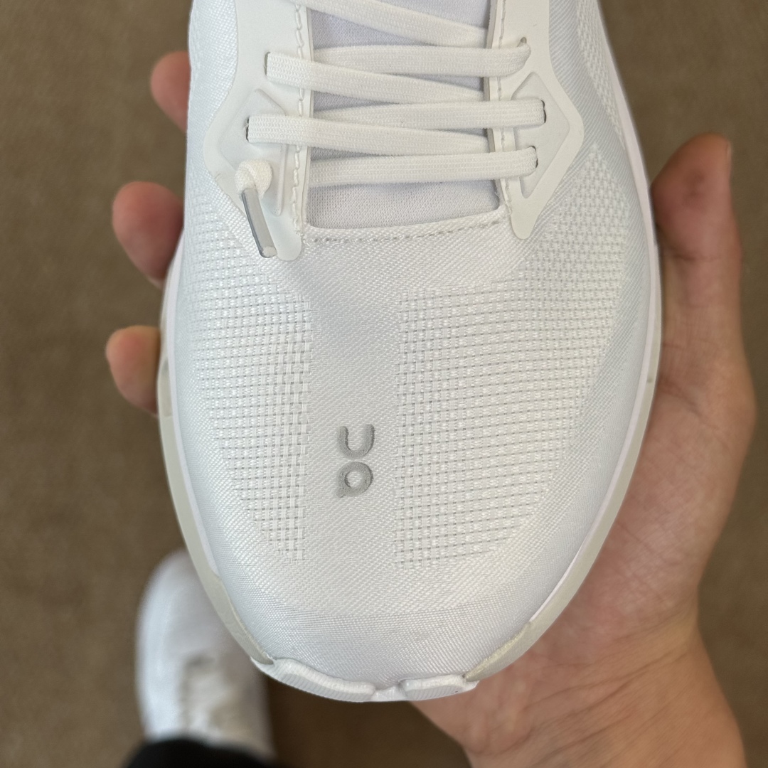 
KITH x  On昂跑 联名跑鞋白色
鞋底搭载了on的核心科技缓震技术CloudTec
绝对会是一双