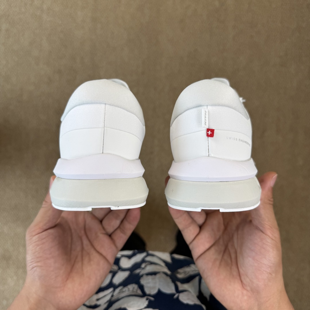 
KITH x  On昂跑 联名跑鞋白色
鞋底搭载了on的核心科技缓震技术CloudTec
绝对会是一双