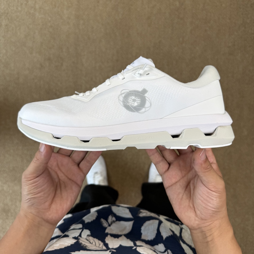 
KITH x  On昂跑 联名跑鞋白色
鞋底搭载了on的核心科技缓震技术CloudTec
绝对会是一双