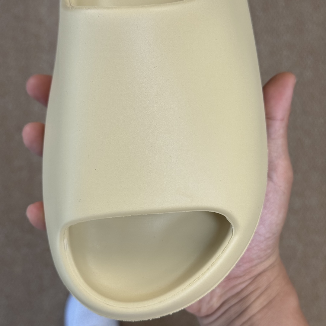  
Yeezy椰子拖鞋 光面款：FW6344沙黄色
顶级用料无任何异味和多余毛边！
品质拉满价格拉到底！