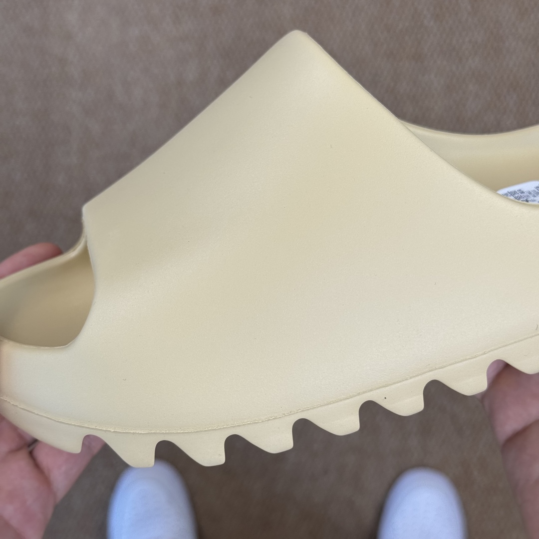  
Yeezy椰子拖鞋 光面款：FW6344沙黄色
顶级用料无任何异味和多余毛边！
品质拉满价格拉到底！