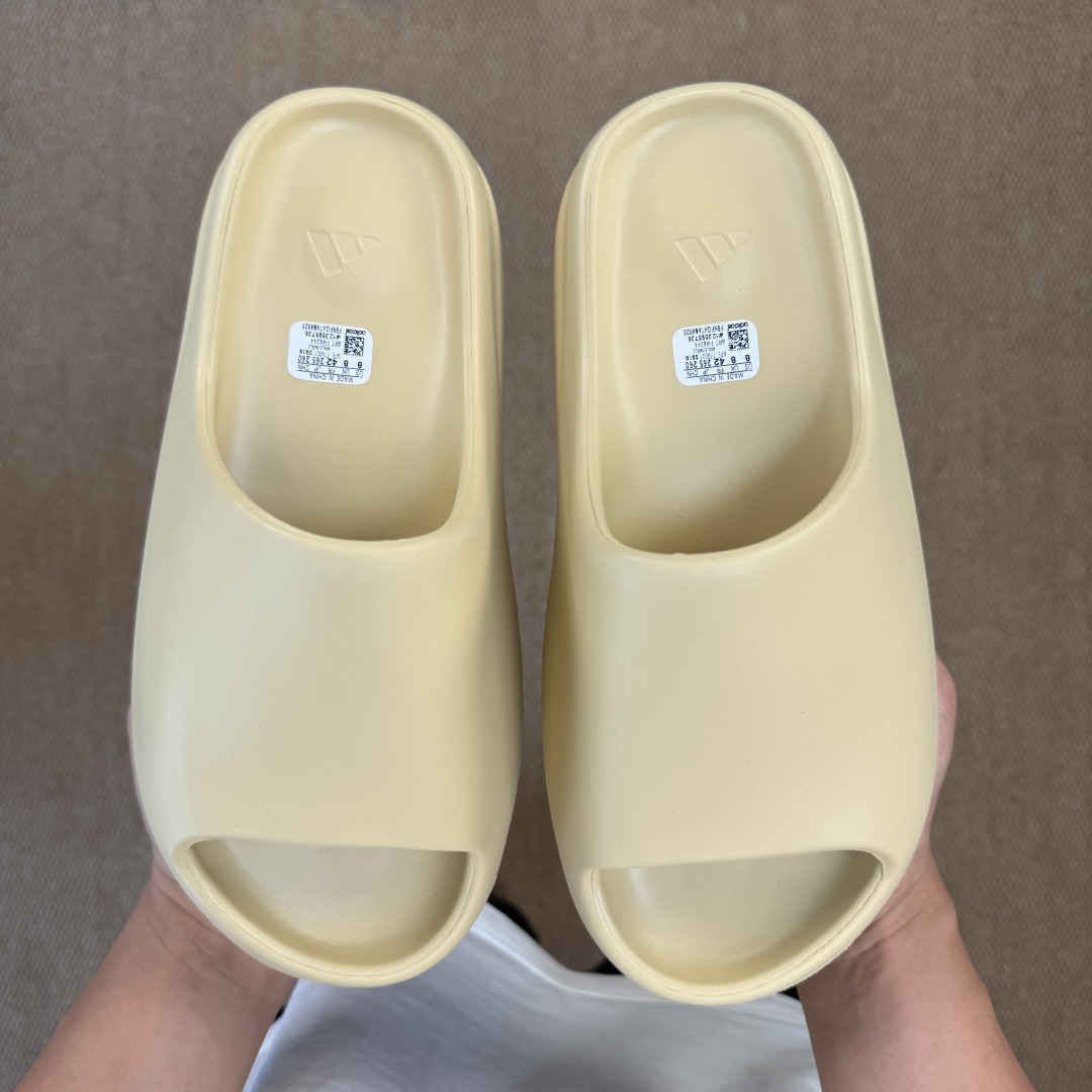  
Yeezy椰子拖鞋 光面款：FW6344沙黄色
顶级用料无任何异味和多余毛边！
品质拉满价格拉到底！