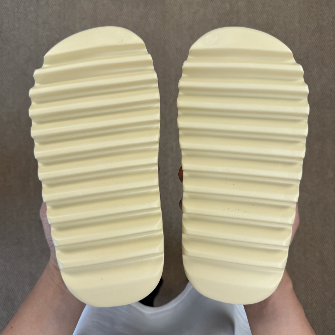  
Yeezy椰子拖鞋 光面款：FW6344沙黄色
顶级用料无任何异味和多余毛边！
品质拉满价格拉到底！