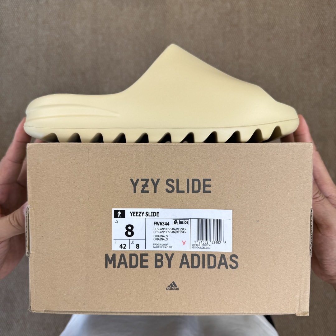  
Yeezy椰子拖鞋 光面款：FW6344沙黄色
顶级用料无任何异味和多余毛边！
品质拉满价格拉到底！