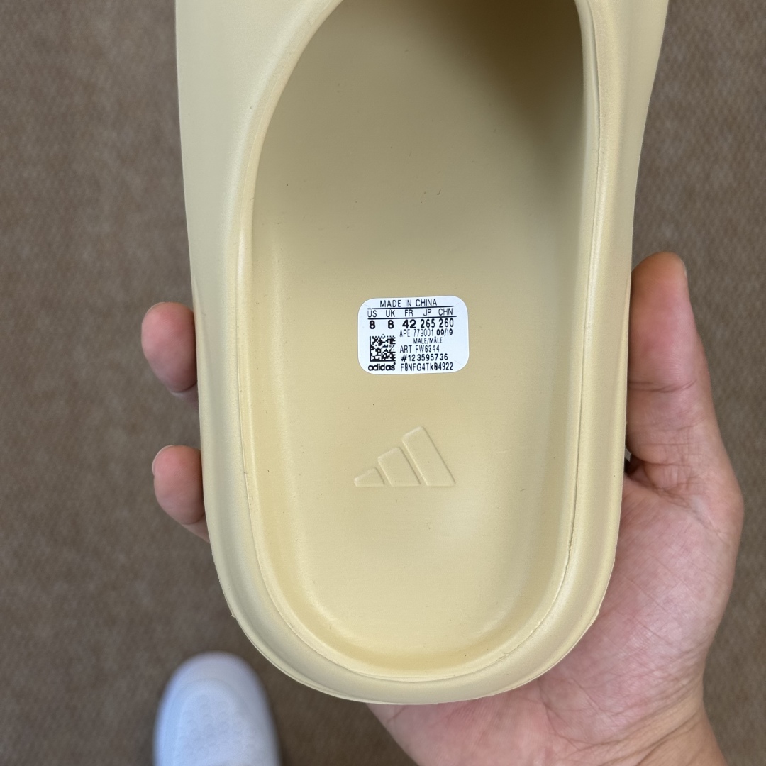  
Yeezy椰子拖鞋 光面款：FW6344沙黄色
顶级用料无任何异味和多余毛边！
品质拉满价格拉到底！