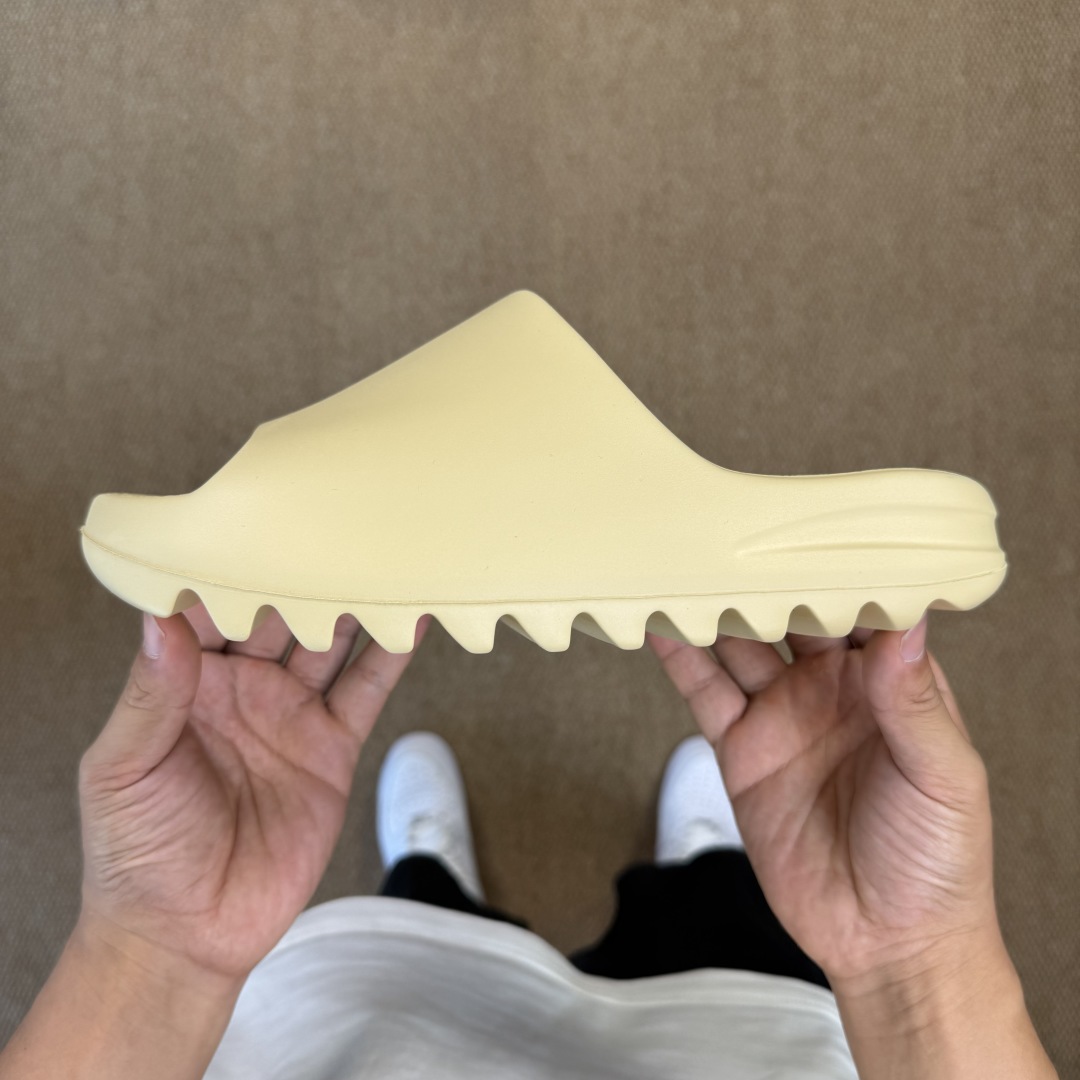  
Yeezy椰子拖鞋 光面款：FW6344沙黄色
顶级用料无任何异味和多余毛边！
品质拉满价格拉到底！