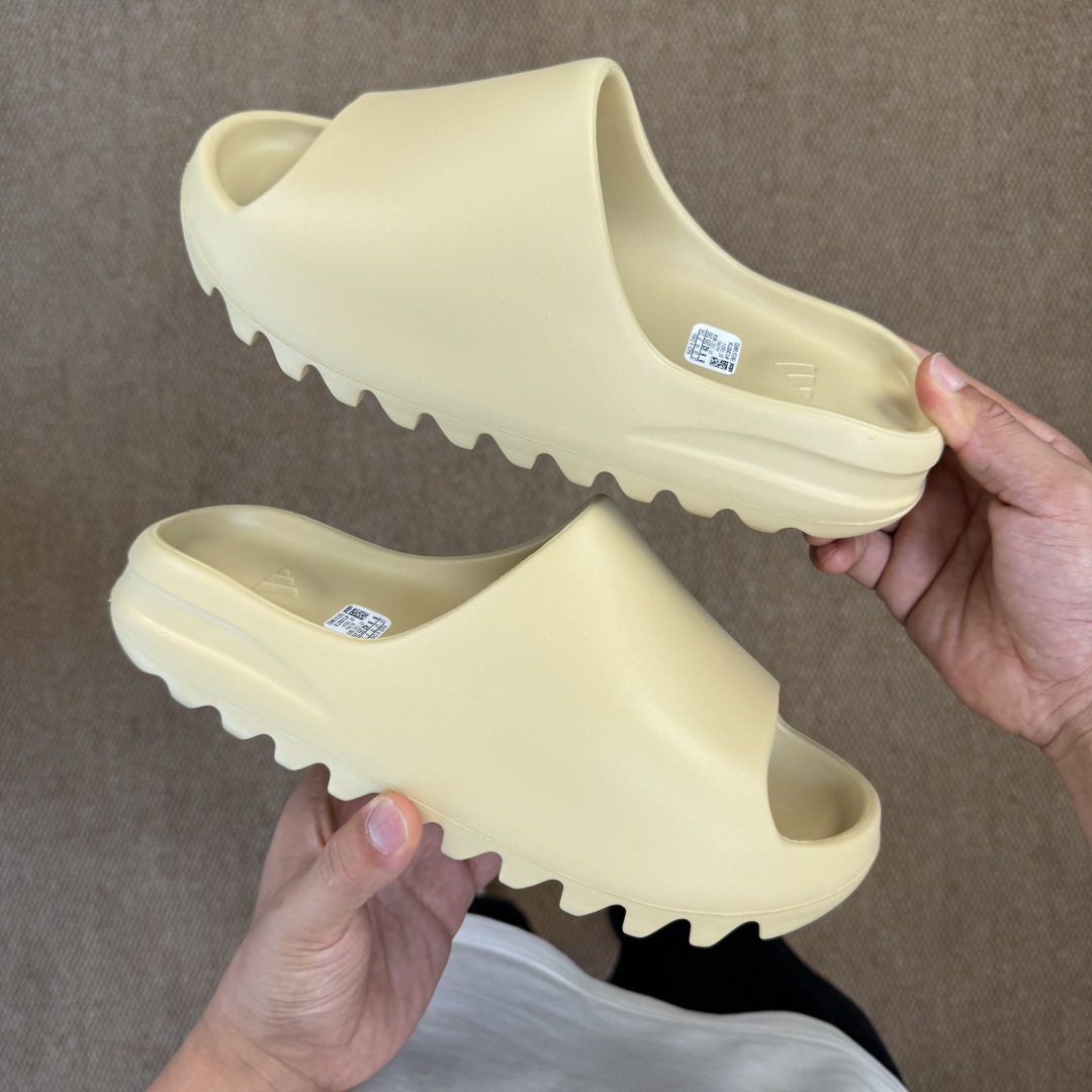  
Yeezy椰子拖鞋 光面款：FW6344沙黄色
顶级用料无任何异味和多余毛边！
品质拉满价格拉到底！