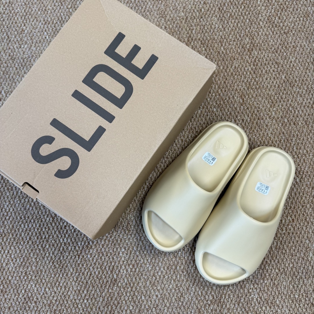  
Yeezy椰子拖鞋 光面款：FW6344沙黄色
顶级用料无任何异味和多余毛边！
品质拉满价格拉到底！