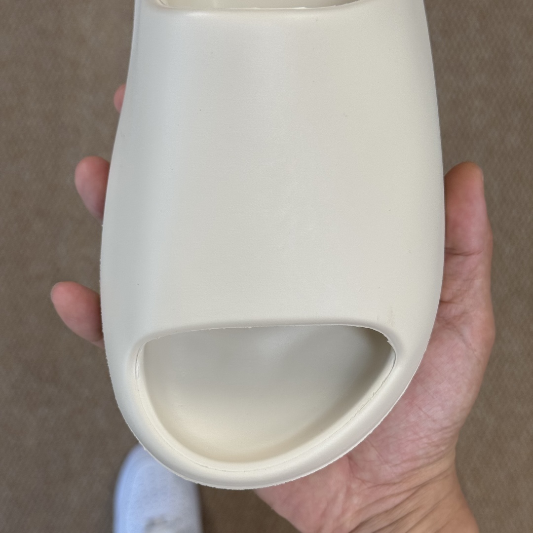  
Yeezy椰子拖鞋 光面款：FW6345骨白
顶级用料无任何异味和多余毛边！
品质拉满价格拉到底！
