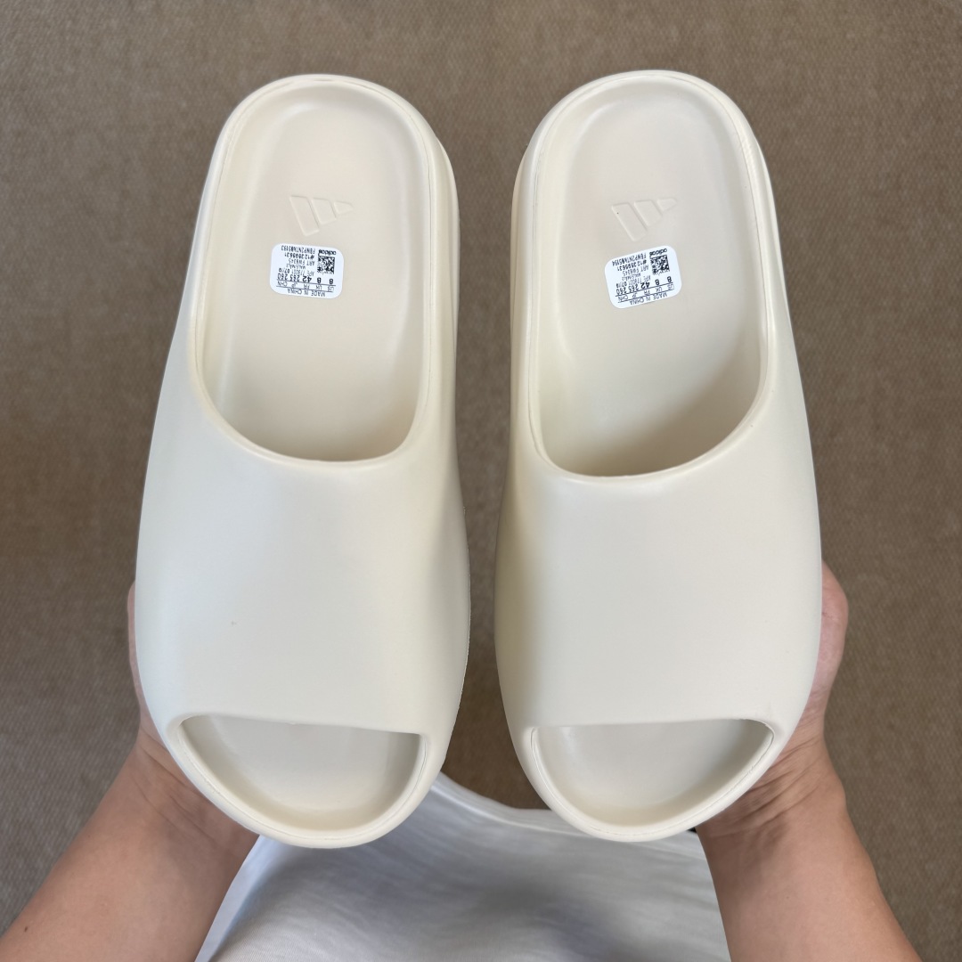  
Yeezy椰子拖鞋 光面款：FW6345骨白
顶级用料无任何异味和多余毛边！
品质拉满价格拉到底！
