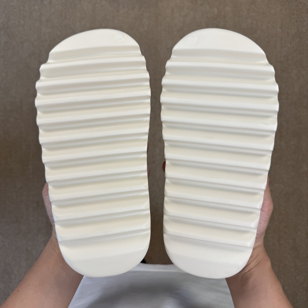  
Yeezy椰子拖鞋 光面款：FW6345骨白
顶级用料无任何异味和多余毛边！
品质拉满价格拉到底！
