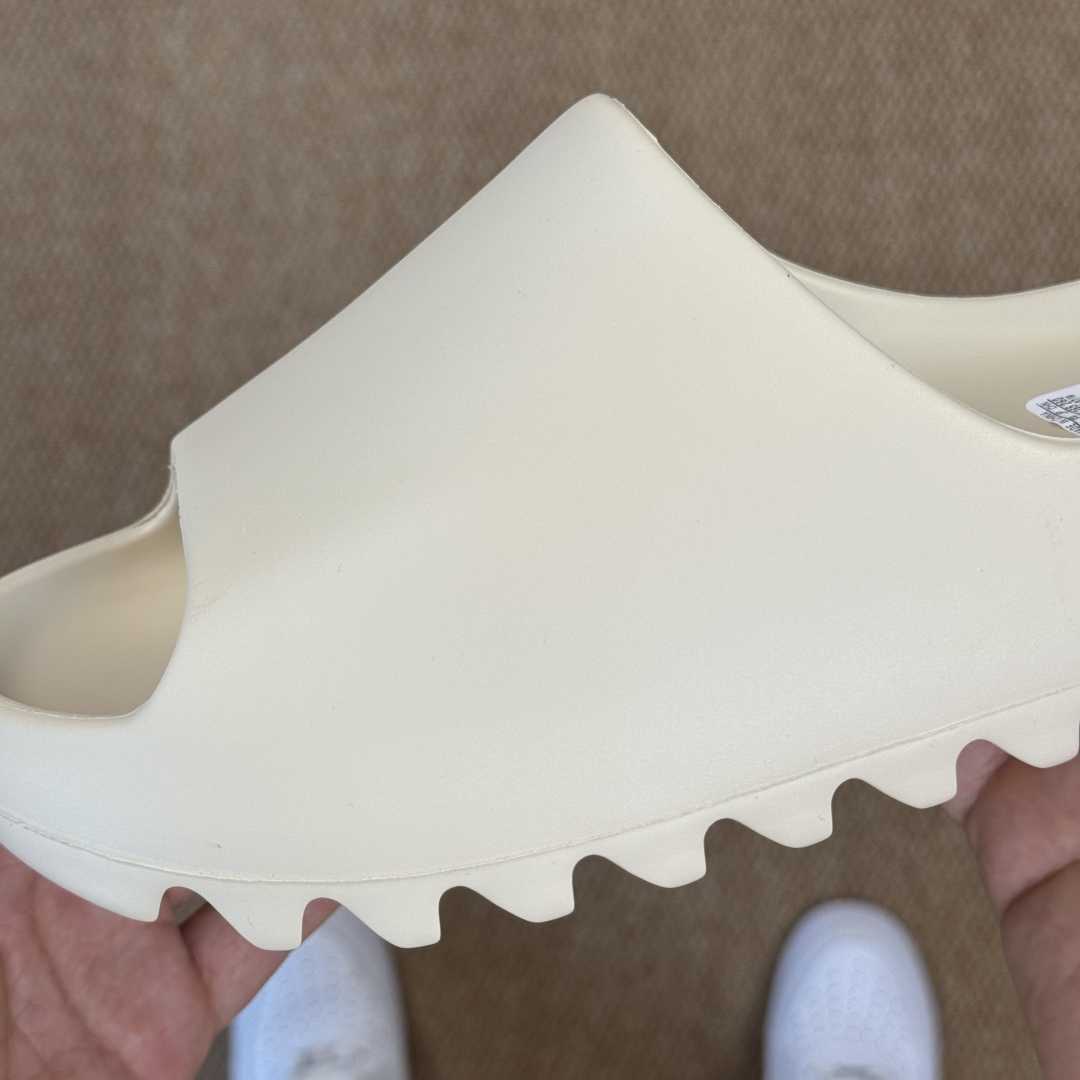  
Yeezy椰子拖鞋 光面款：FW6345骨白
顶级用料无任何异味和多余毛边！
品质拉满价格拉到底！
