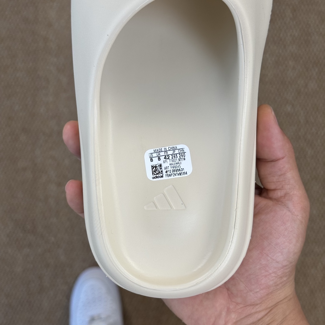  
Yeezy椰子拖鞋 光面款：FW6345骨白
顶级用料无任何异味和多余毛边！
品质拉满价格拉到底！
