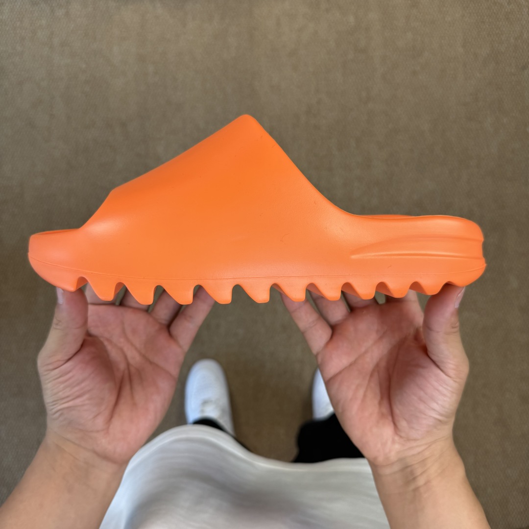  
Yeezy椰子拖鞋 光面款：GZ0953橘橙
顶级用料无任何异味和多余毛边！
品质拉满价格拉到底！
