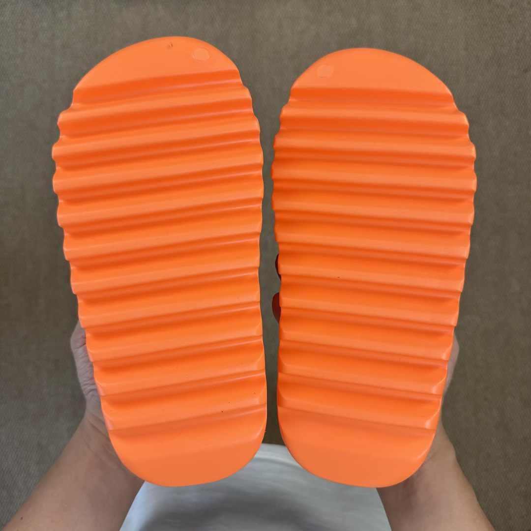  
Yeezy椰子拖鞋 光面款：GZ0953橘橙
顶级用料无任何异味和多余毛边！
品质拉满价格拉到底！
