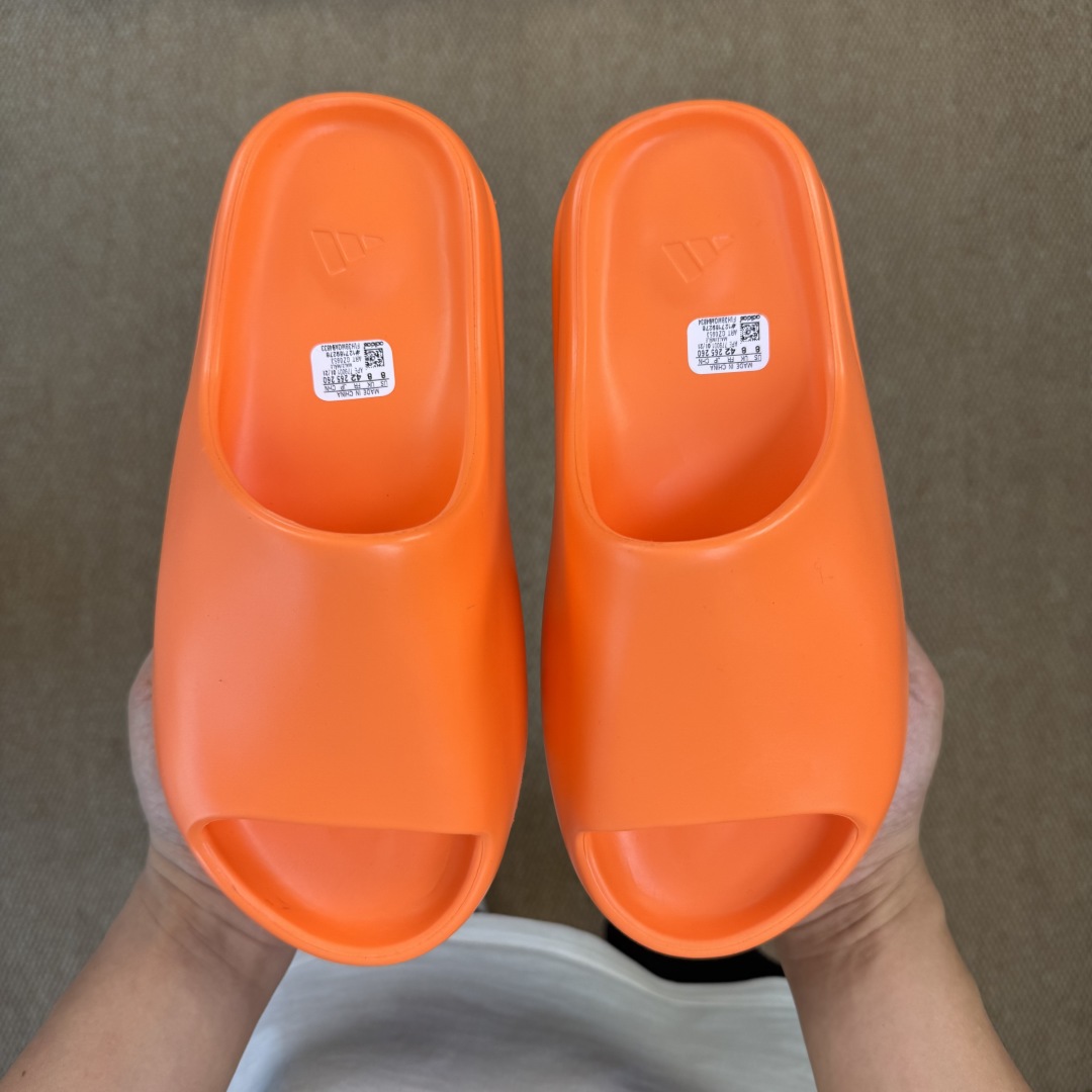  
Yeezy椰子拖鞋 光面款：GZ0953橘橙
顶级用料无任何异味和多余毛边！
品质拉满价格拉到底！
