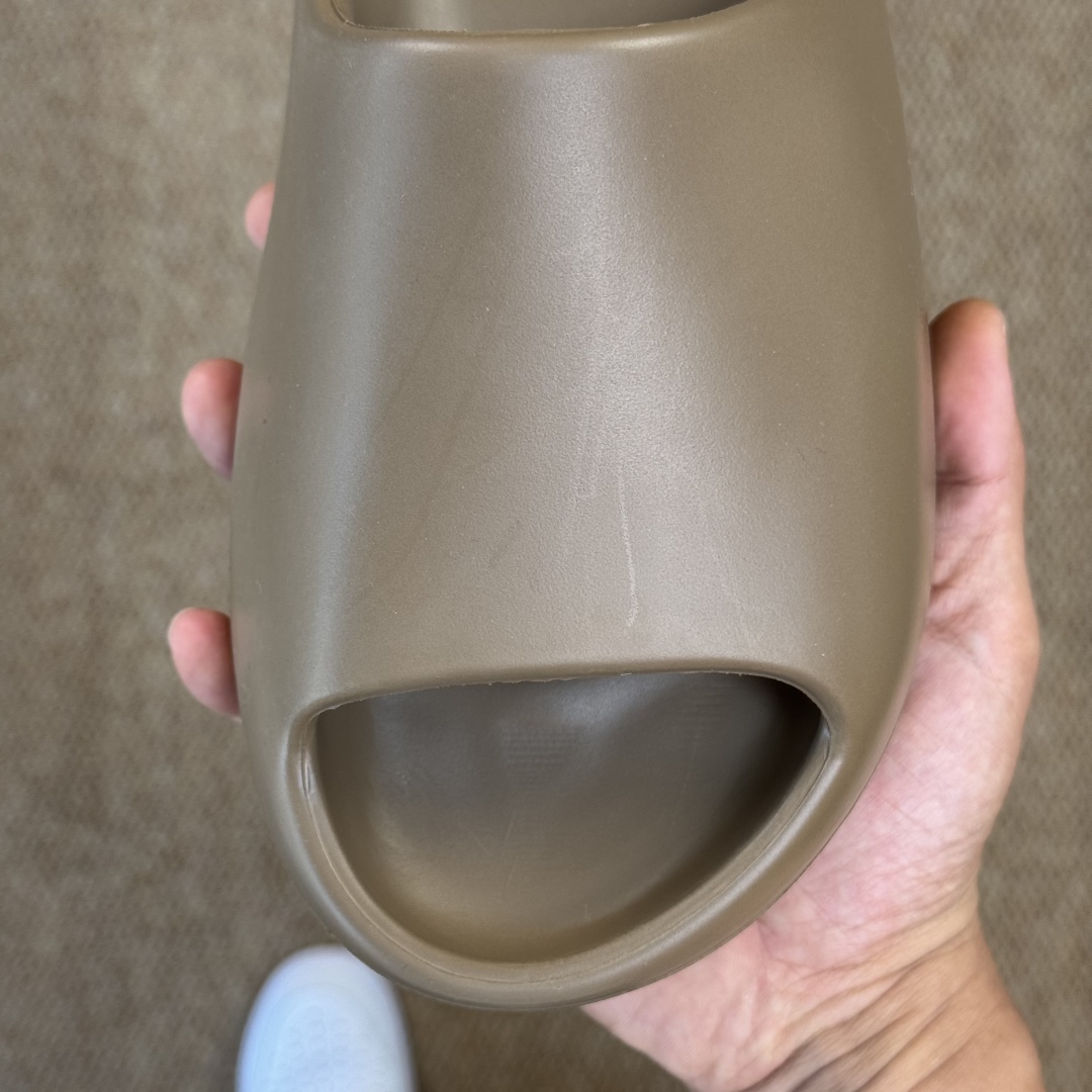  
Yeezy椰子拖鞋 光面款：G55492浅棕
顶级用料无任何异味和多余毛边！
品质拉满价格拉到底！
