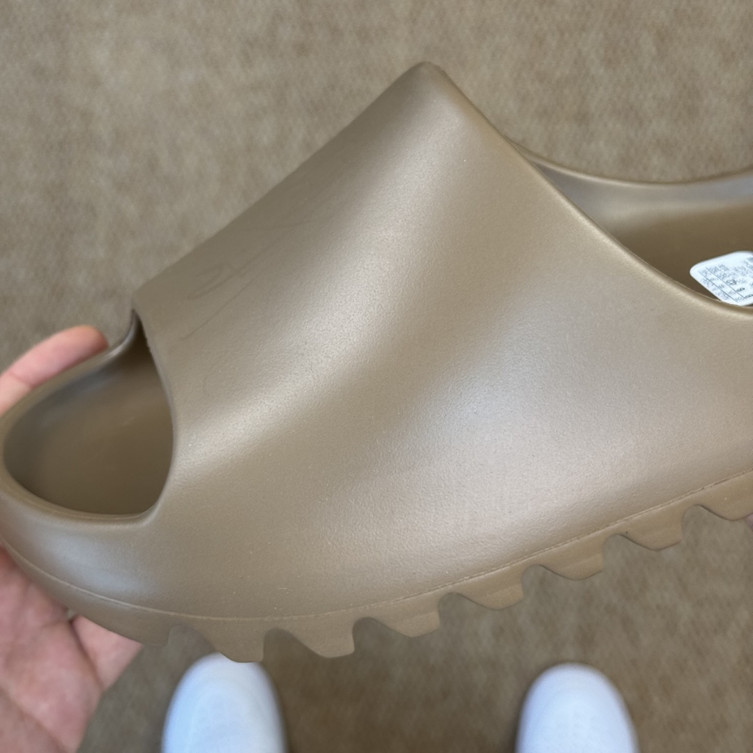  
Yeezy椰子拖鞋 光面款：G55492浅棕
顶级用料无任何异味和多余毛边！
品质拉满价格拉到底！
