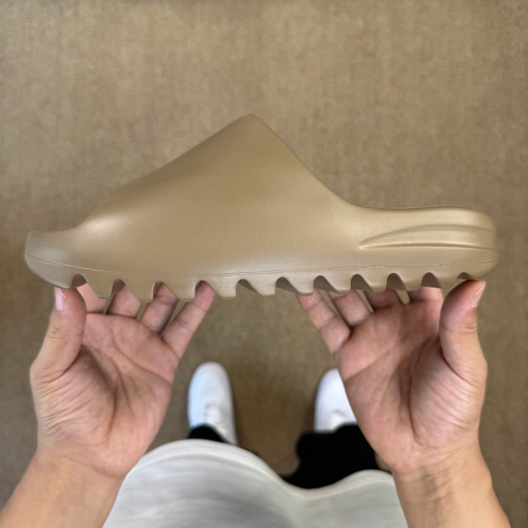  
Yeezy椰子拖鞋 光面款：G55492浅棕
顶级用料无任何异味和多余毛边！
品质拉满价格拉到底！
