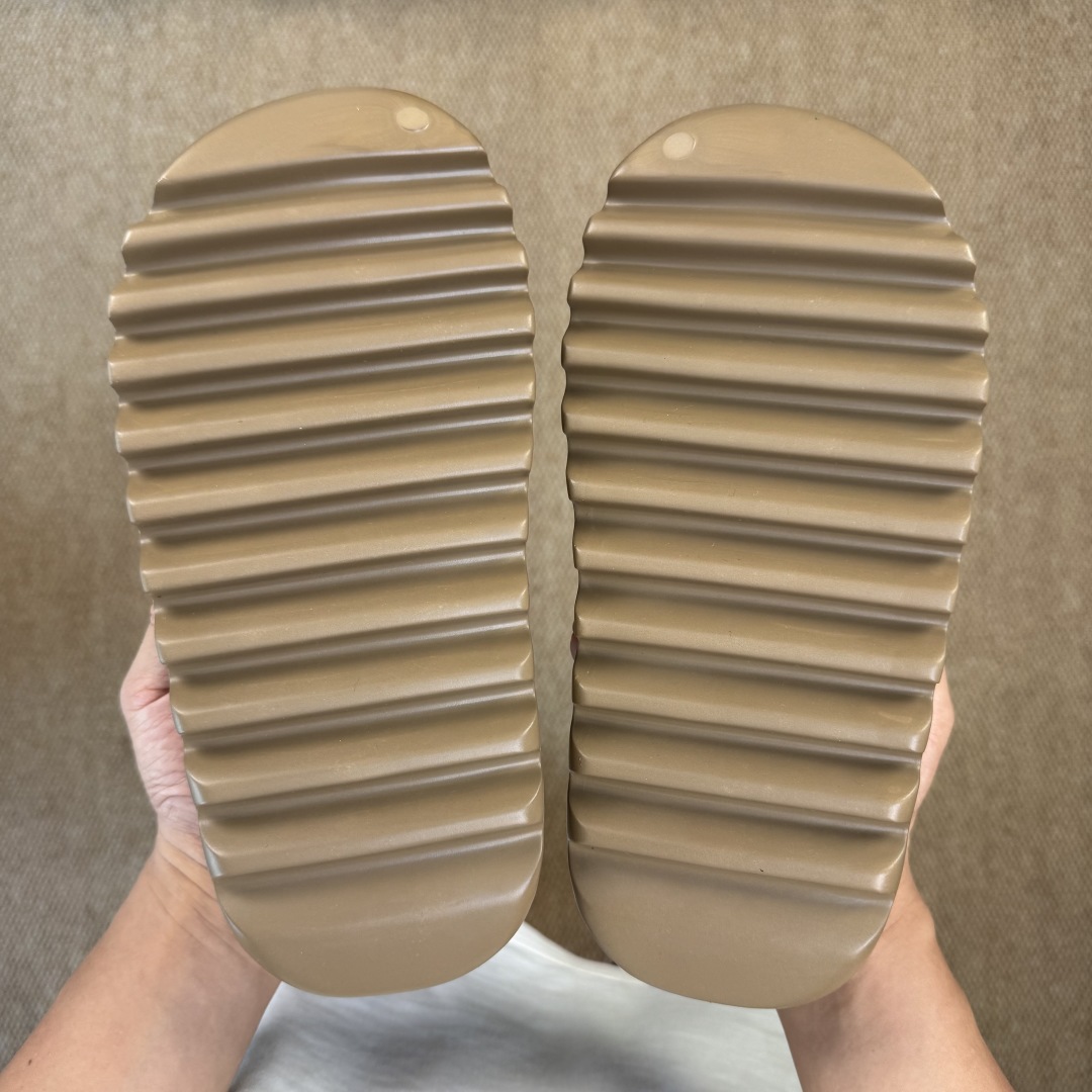  
Yeezy椰子拖鞋 光面款：G55492浅棕
顶级用料无任何异味和多余毛边！
品质拉满价格拉到底！
