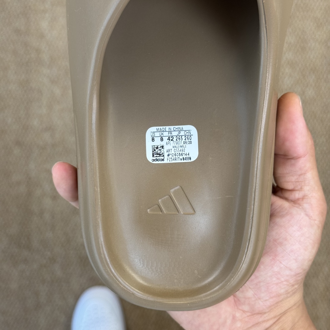  
Yeezy椰子拖鞋 光面款：G55492浅棕
顶级用料无任何异味和多余毛边！
品质拉满价格拉到底！
