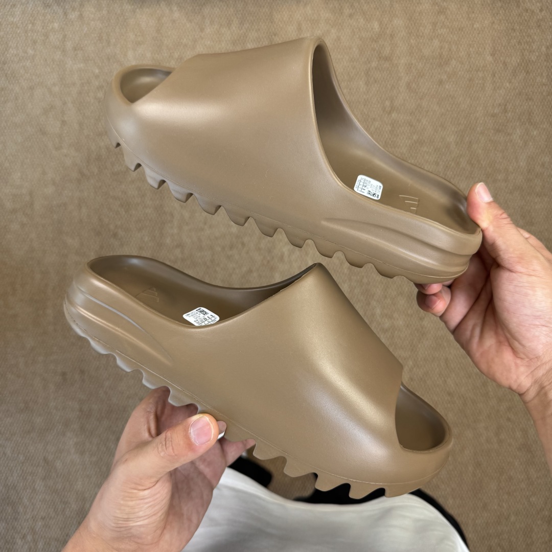  
Yeezy椰子拖鞋 光面款：G55492浅棕
顶级用料无任何异味和多余毛边！
品质拉满价格拉到底！
