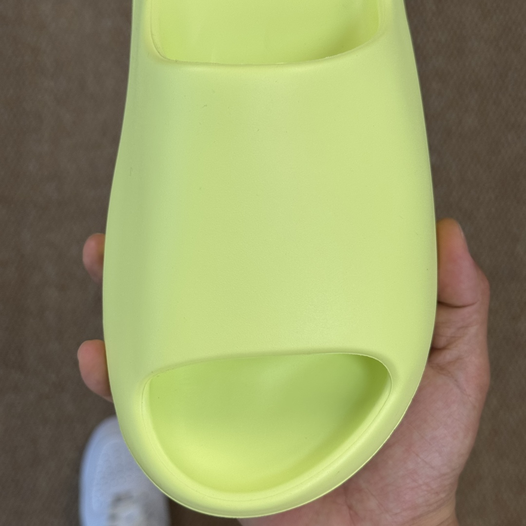  
Yeezy椰子拖鞋 光面款：GX6138荧光绿
顶级用料无任何异味和多余毛边！
品质拉满价格拉到底！