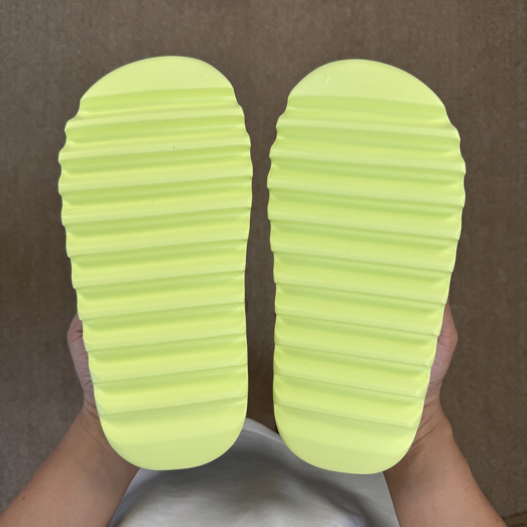  
Yeezy椰子拖鞋 光面款：GX6138荧光绿
顶级用料无任何异味和多余毛边！
品质拉满价格拉到底！