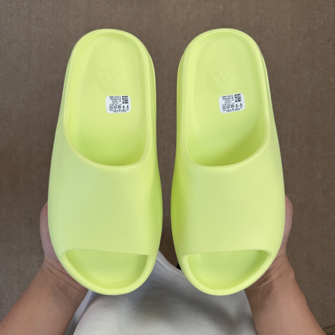  
Yeezy椰子拖鞋 光面款：GX6138荧光绿
顶级用料无任何异味和多余毛边！
品质拉满价格拉到底！