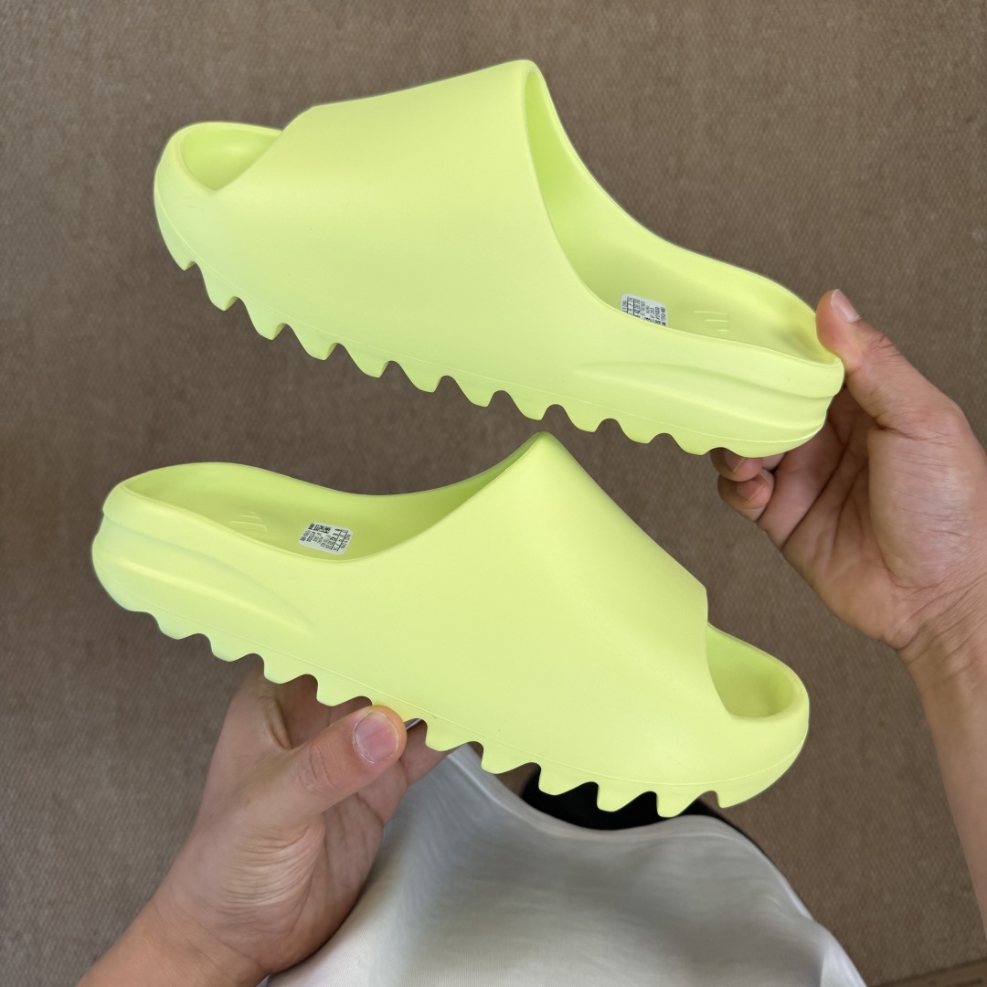  
Yeezy椰子拖鞋 光面款：GX6138荧光绿
顶级用料无任何异味和多余毛边！
品质拉满价格拉到底！