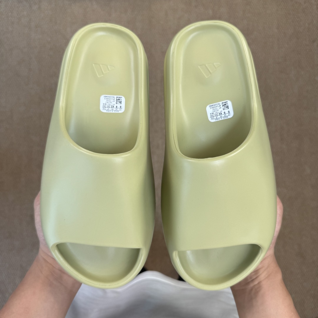  
Yeezy椰子拖鞋 光面款：FX0494豆绿
顶级用料无任何异味和多余毛边！
品质拉满价格拉到底！
