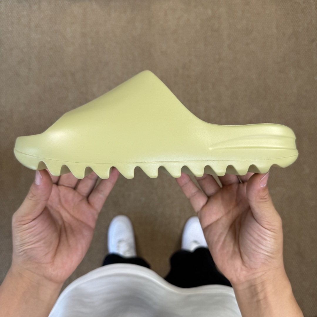  
Yeezy椰子拖鞋 光面款：FX0494豆绿
顶级用料无任何异味和多余毛边！
品质拉满价格拉到底！

