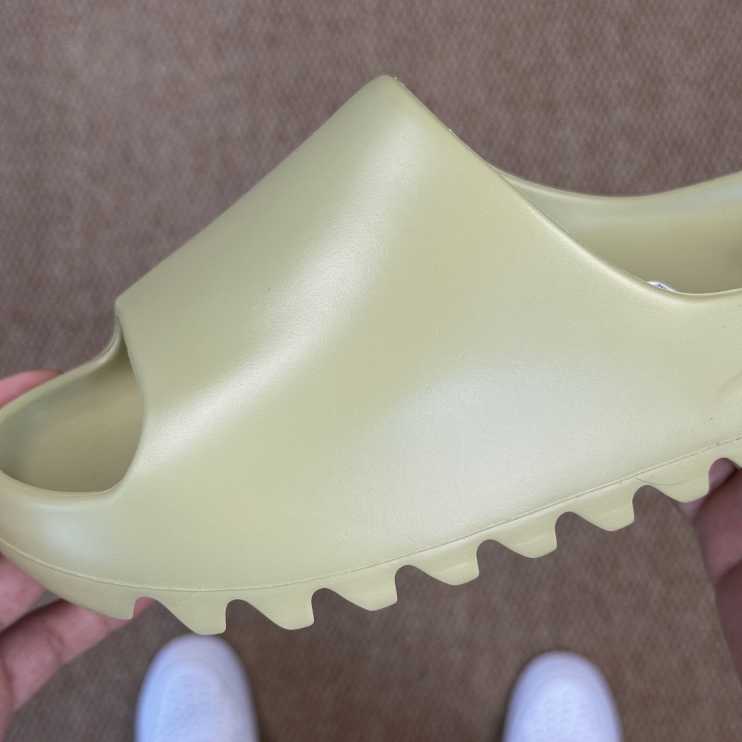  
Yeezy椰子拖鞋 光面款：FX0494豆绿
顶级用料无任何异味和多余毛边！
品质拉满价格拉到底！

