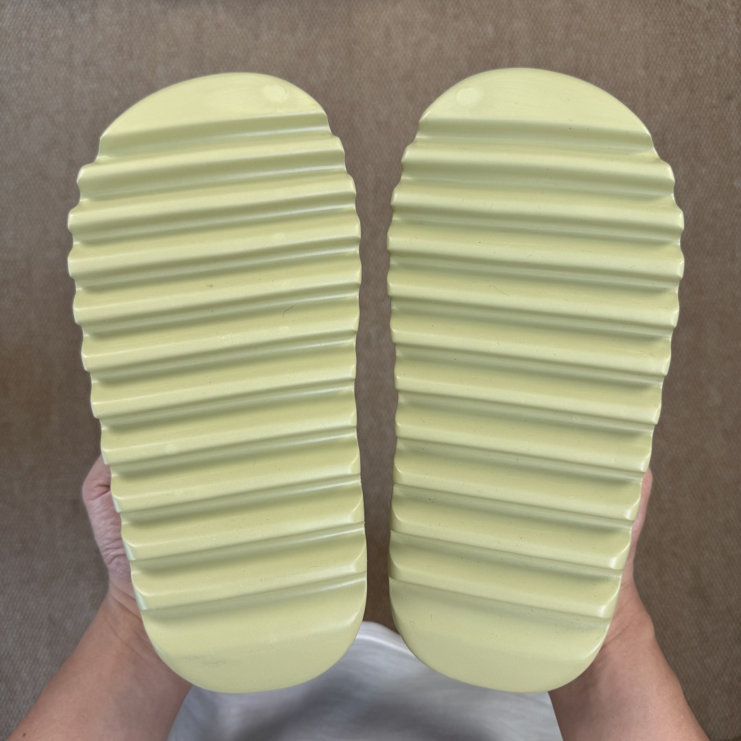  
Yeezy椰子拖鞋 光面款：FX0494豆绿
顶级用料无任何异味和多余毛边！
品质拉满价格拉到底！

