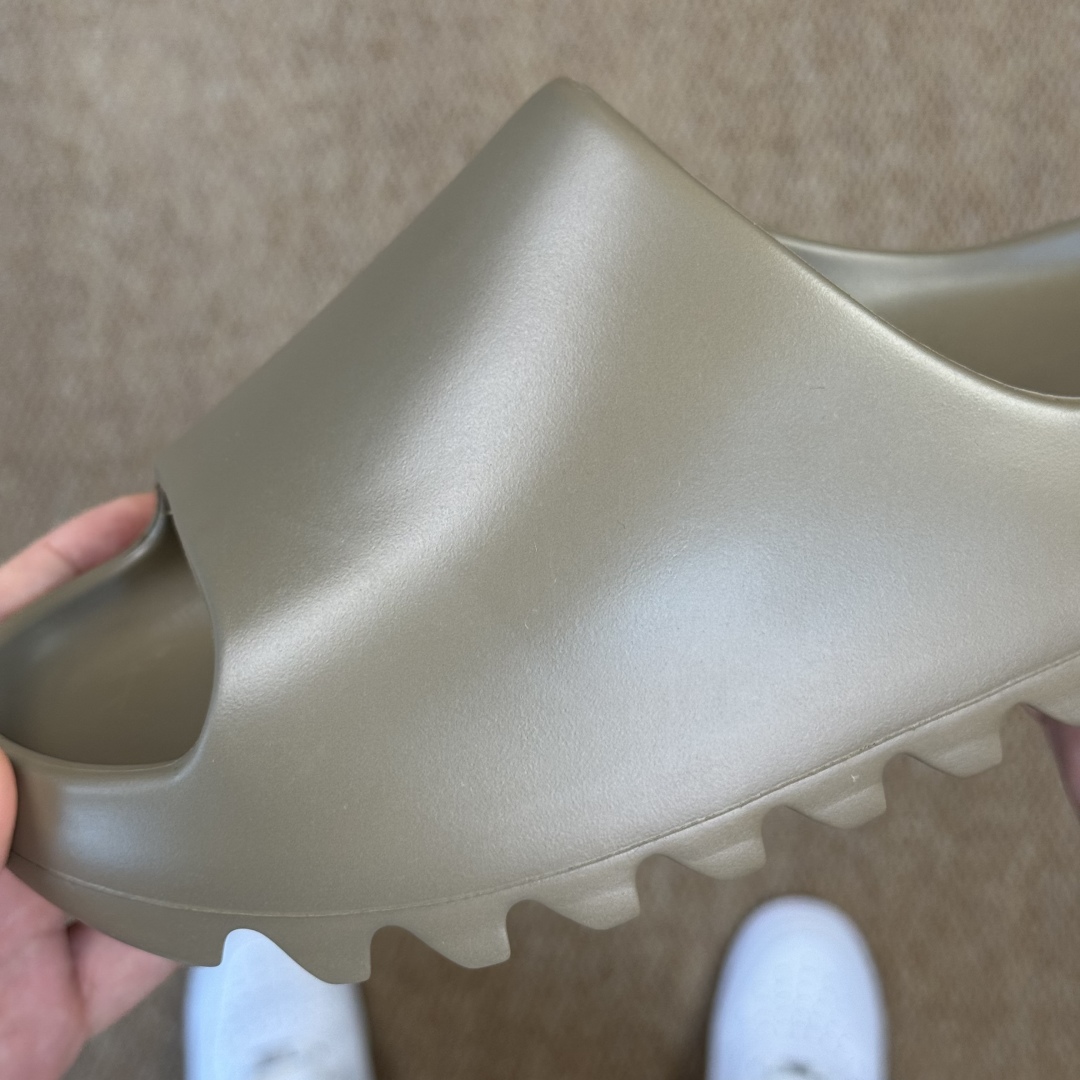  
Yeezy椰子拖鞋 光面款：FV8425咖啡灰
顶级用料无任何异味和多余毛边！
品质拉满价格拉到底！