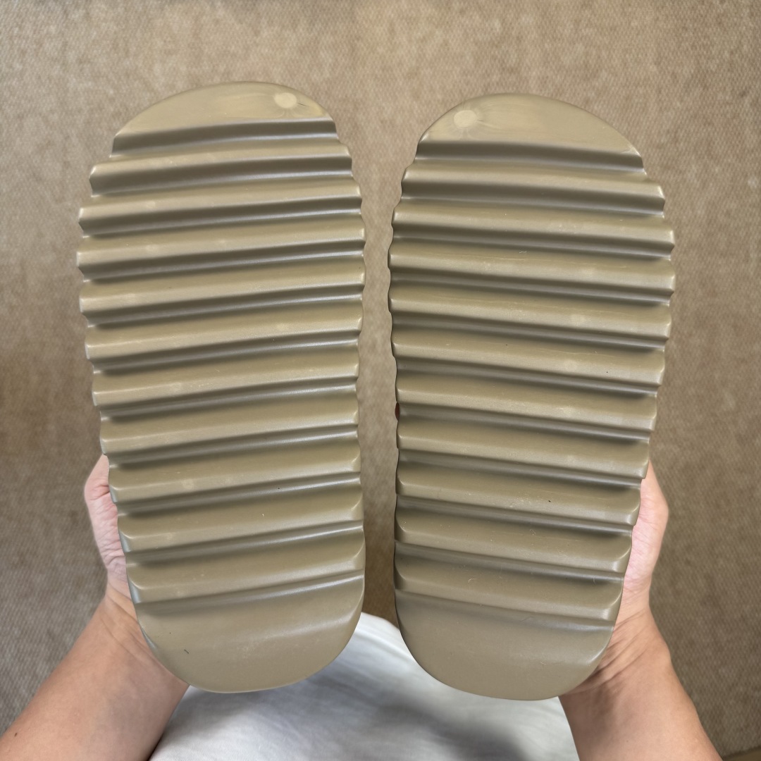  
Yeezy椰子拖鞋 光面款：FV8425咖啡灰
顶级用料无任何异味和多余毛边！
品质拉满价格拉到底！