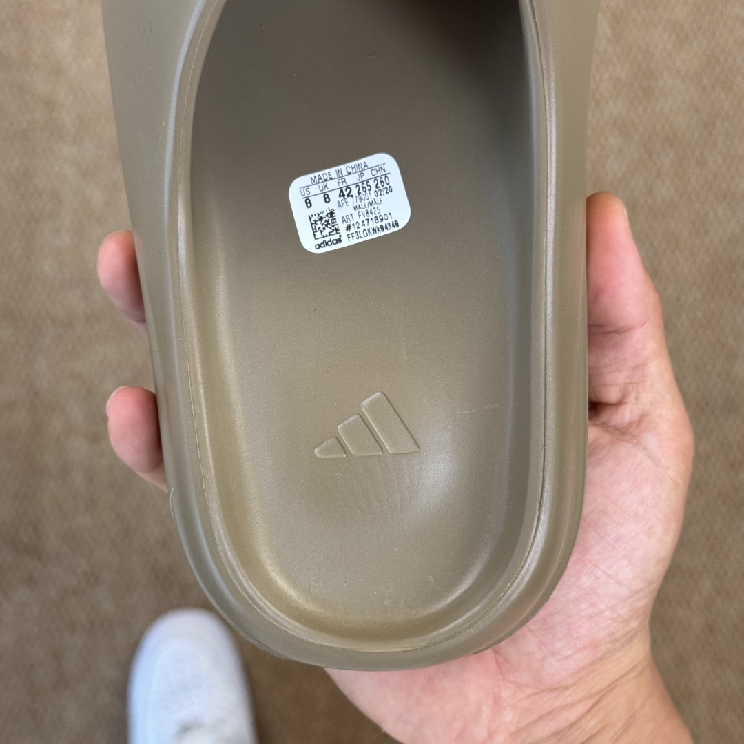  
Yeezy椰子拖鞋 光面款：FV8425咖啡灰
顶级用料无任何异味和多余毛边！
品质拉满价格拉到底！