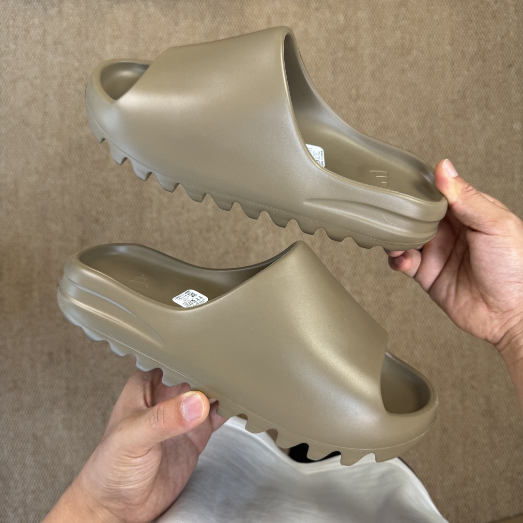 
Yeezy椰子拖鞋 光面款：FV8425咖啡灰
顶级用料无任何异味和多余毛边！
品质拉满价格拉到底！