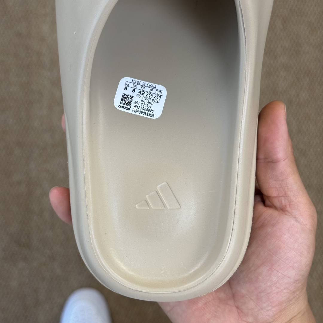  
Yeezy椰子拖鞋 光面款：GZ5554暖沙
顶级用料无任何异味和多余毛边！
品质拉满价格拉到底！
