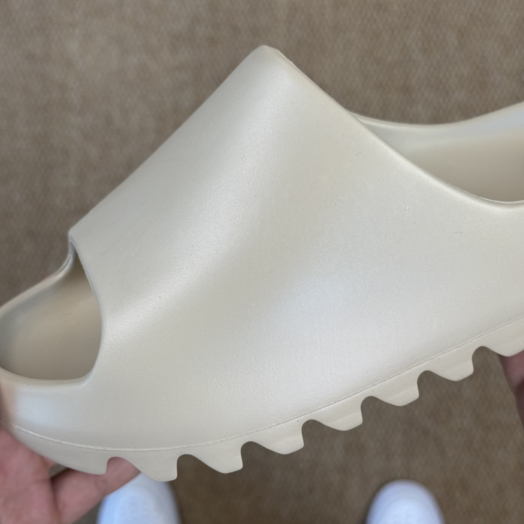  
Yeezy椰子拖鞋 光面款：GZ5554暖沙
顶级用料无任何异味和多余毛边！
品质拉满价格拉到底！
