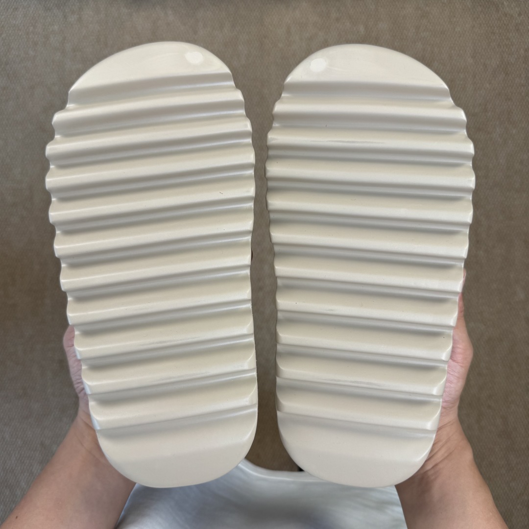  
Yeezy椰子拖鞋 光面款：GZ5554暖沙
顶级用料无任何异味和多余毛边！
品质拉满价格拉到底！
