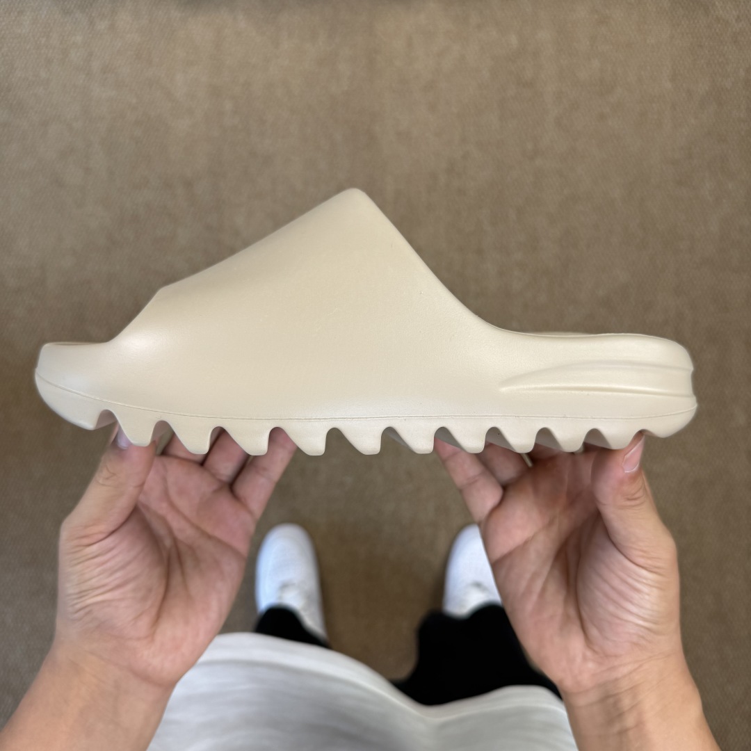  
Yeezy椰子拖鞋 光面款：GZ5554暖沙
顶级用料无任何异味和多余毛边！
品质拉满价格拉到底！
