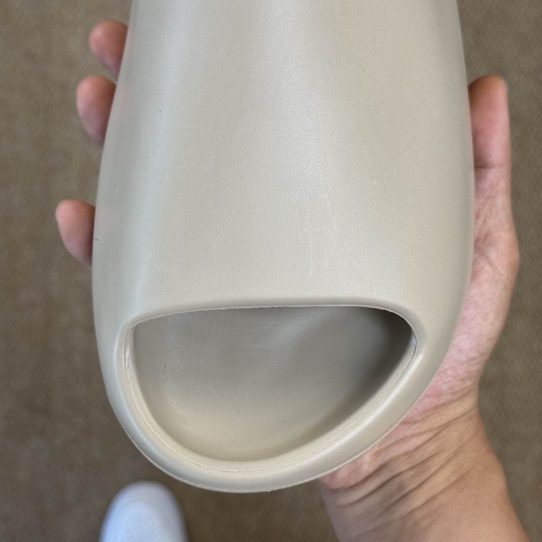  
Yeezy椰子拖鞋 光面款：GZ5554暖沙
顶级用料无任何异味和多余毛边！
品质拉满价格拉到底！
