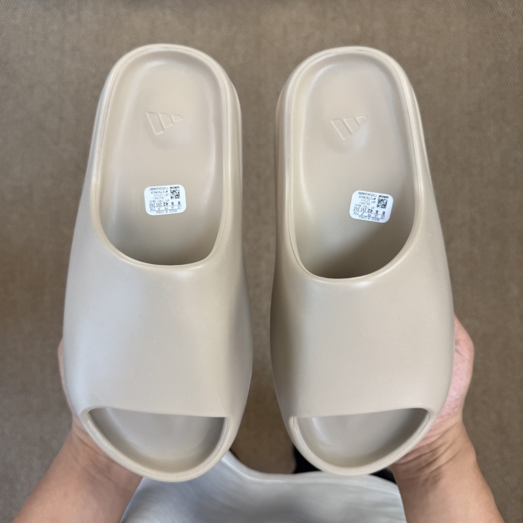  
Yeezy椰子拖鞋 光面款：GZ5554暖沙
顶级用料无任何异味和多余毛边！
品质拉满价格拉到底！
